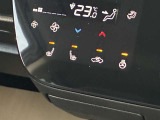 前席にはシートヒーターとステアリングにもヒーターが付いてます。寒い冬には重宝します☆