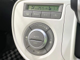 【オートエアコン】一度お好みの温度に設定すれば、車内の温度を検知し風量や温度を自動で調整。暑い&hellip;寒い&hellip;と何度もスイッチ操作をする必要はありません。快適な車内空間には必須の機能ですね♪