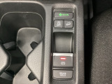 セレクトレバーの下に電子制御パーキングブレーキがあります。スイッチひとつで、停車した地点の傾斜などをシステムが検知・判断してブレーキ力を自動的に制御し、しっかり停車できるパーキングシステムです。