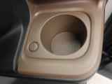 ホットドリンクをちょうどいい温度でキープしてくれる保温機能付きのホッとカップホルダー(前席)。ほっこり快適にドライブをサポート。