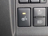 運転席に寒い時期でも快適なドライブをサポートするシートヒーターが装備されています。