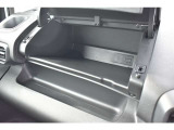 グローブボックスは、車検証入れが収まる容量を確保しており、手前には小物トレーも備わっております
