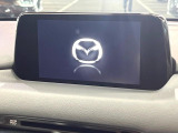 【8インチマツダコネクト】車内の雰囲気にマッチした大型のディスプレイ。スマホ接続でのナビ使用やBluetooth再生等、様々な機能が楽しめます。直感的なダイヤル操作が可能で、使い勝手も良好です。