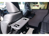 【シートバックテーブル】席背面には格納式のテーブルを装備。ちょっとした荷物が掛けられて便利なコンビニフック付です!