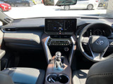 運転席から助手席まで見渡しやすく、前方の視界も広がる室内です。中央にまとまった表示部や操作部が配置され、乗員それぞれが過ごしやすい空間に仕上がっています。