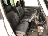 運転席の座面高さを調整できるシートリフターが付いています。フロントシートはベンチシートを採用で、座面も広く使い勝手もいいですよ♪