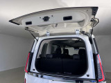 【デュアルバックドア】狭い場所でも開く事が出来、沢山乗せた荷物が崩れ落ちることなく取り出せます。