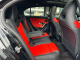 メルセデス・ベンツの定める厳しい基準をクリアしたお車のみをご案内させて頂きます。納車前整備はメーカー規定に基づき当店3Fの指定工場で入念に行なわれます。熟練のメカニックがお客様のお車を整備致します。