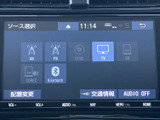 AM・FMラジオやテレビ、Bluetoothなど、画面上で複数の音源を選べる仕様です。項目が一覧で表示されるため、目的のソースを見つけやすく、日々の移動で活用できます。