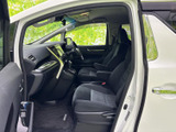 前席まわりは視界が広く、運転席と助手席それぞれで落ち着いて過ごせる空間です。シートから足元までゆとりを感じるレイアウトで、乗り降りの際も確認しやすい設計です。