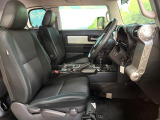 運転席まわりには十分なスペースがあり、大柄な方でもゆったり運転していただける環境です。