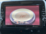 停車中にテレビ番組を視聴でき、待ち時間や休憩中の車内で過ごす時間を楽しめます。画面には番組映像が表示され、移動の合間にひと息つきたい時にも便利に活用できる装備です。