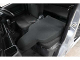 助手席シートを倒せば大きな荷物を載せられます。