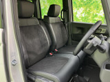 前席はゆったりとした座面とヘッドレストを備え、運転席・助手席ともに落ち着いて座れる空間です。窓から外の様子を確認しやすく、乗り降りもしやすい印象です。