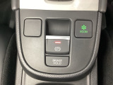 セレクトレバーの下に電子制御パーキングブレーキがあります。スイッチひとつで、停車した地点の傾斜などをシステムが検知・判断してブレーキ力を自動的に制御し、しっかり停車できるパーキングシステムです。