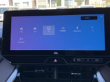 FM・AMやテレビ、Bluetooth、USBなどの音源選択画面を表示。使いたいメディアを一覧から選べるため、日常の移動中も音楽やラジオを手軽に楽しめます。