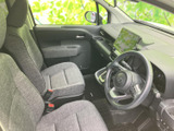 前席は視界が広く、運転席から前方や周囲の様子を確認しやすいレイアウトです。グレー系のシートが落ち着いた雰囲気をつくり、ゆったりと座って過ごせます。