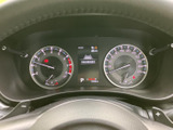 運転に必要な情報をまとめて確認できる配置で、走行中も視線の移動を抑えながら状況を把握しやすい設計です。表示が見やすく、日々の運転を支えます。