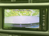 後方の様子を画面で確認でき、駐車時の周囲確認をサポートします。表示内容がひと目で分かりやすく、車庫入れや幅寄せの際にも役立つ装備です。日常の駐車をより安心して行いたい方におすすめです。