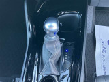 無段変速が魅力のCVT車です。発進から加速までアクセルを一定にして走ることで滑らかに走ります。車内も静かで振動もごくわずか!!CVT車もATの一種なので、もちろんAT限定免許で運転OKです!