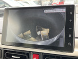 テレビ番組を画面で楽しめる装備です。停車中の休憩時間などに映像を視聴でき、車内で過ごす時間の楽しみが広がります。操作項目も画面周辺にまとまっています。
