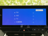 FM・AMラジオやテレビ、交通情報などの項目が画面に並び、使いたいメニューを選びやすい構成です。音声や情報の切り替えを画面上で確認でき、日々の移動で便利に活用できます。