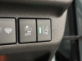 【LKAS】車線の中央付近を維持するようハンドル操作を支援する機能。車線をはみ出しそうな場合も警告音と共にハンドルが正常な位置に戻ろうとします。