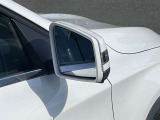 【ブラインドスポットアシスト】走行中車両の斜め後ろの死角エリアをモニタリングし、ドアミラー内蔵のインジケーターを点灯させて注意喚起し、安全な走行のサポートをします。