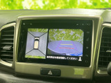 後方の映像に加えて車両周辺の様子も画面で確認でき、駐車時の目安となるガイド表示も備わります。周囲に気を配りながら、落ち着いて駐車操作を行えます。