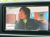 停車中にテレビ映像を楽しめる画面を備えています。画面表示が見やすく、休憩時間などに気軽に視聴できるのがうれしいポイント。車内で過ごす時間をより快適にします。