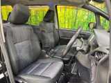 運転席シート廻りは使用感も少なく、良好な状態となっています。前オーナー様が丁寧に使っていたことがよくわかりますね。