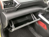 助手席側には小物の収納に便利なとダンパー付きグローブボックスが装備されているので車内の整理にもとっても便利です♪