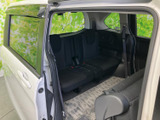 三列目にも座席が備わり、乗車人数に合わせて活用できる室内空間です。窓から外の景色を楽しめるほか、シートベルトも確認でき、後席に乗る方にも落ち着いて過ごしていただけます。