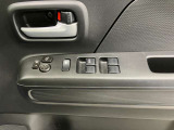 【運転席ドアスイッチ回り】パワーウィンドー[ロック機構]・電動格納式リモコンドアミラースイッチがまとまっているので操作しやすいです。