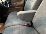 運転席にはアームレストが付いてます。