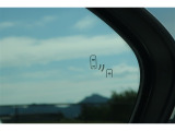 隣車線を走る車両をレーダーで検知し、ドアミラーでは確認しにくい後側方エリアに存在する車両に加え、急接近してくる車両も検知します。車両を検知するとドアミラーに搭載されたLEDインジケーターが点灯します。