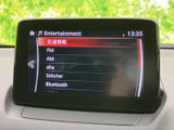 FMやAM、Bluetoothなど、複数の音源を画面上から選択できます。選択項目が一覧で表示されるため、聴きたい音源を確認しやすく、毎日の移動を快適にサポートします。