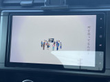 画面にはテレビ番組が表示されており、停車中に映像やテレビを視聴できます。お出かけ先での休憩時間など、車内で過ごすひとときにも活用いただけます。