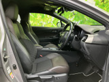 前席は身体を包み込む形状のシートで、運転席から助手席まで落ち着いて過ごせる空間です。前方や左右の視界も確保され、日々の乗り降りもスムーズです。
