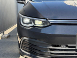 LEDマトリックスヘッドライト「IQ.LIGHT」。対向車や先行車を検知し、LEDを個別制御。まぶしさを抑えながら、夜間の視界をしっかり確保します。