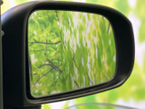 ミラー越しに後方の様子を確認でき、車庫入れや合流時の周囲確認に役立ちます。視界を確保しやすい位置に備わり、運転中の確認をサポートしてくれる装備です。