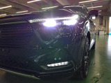 LEDヘッドライトとLEDフォグ。省電力で明るく遠くまで照らし、夜道や雨天時などの安心感を高めます。点灯の瞬間から光量を放つLEDの特性により、トンネルへの進入直後などでも安心感のある視界を提供します