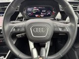 手元に複数のスイッチを備え、運転姿勢を保ちながら各種機能を操作できます。メーターを見ながら使えるため、移動中も視線や手の動きを抑えやすい装備です。