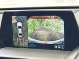 画面には車両後方の映像と上方からの表示が並び、駐車時に周囲の位置関係を確かめやすい構成です。目安となる線も表示され、後退時の確認をサポートします。
