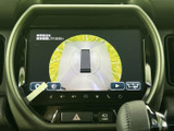 車両周辺を上から見た映像で確認でき、後退時の周囲確認をサポートします。画面上で位置関係を把握しやすく、駐車の際にも頼りになる装備です。