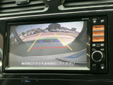後方の映像に加えてガイドラインが表示され、駐車時に車両後方の状況を確認するのに便利です。周囲を目視で確かめながら、車庫入れや駐車位置の調整に活用できます。