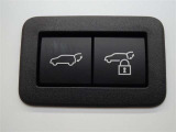 パワーバックドアを装備しています。バックドアを運転席からも開閉できます、便利ですよ。