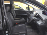 すわり心地の良い運転席・助手席です。長時間のドライブの疲れ軽減に貢献します。どうぞ快適なドライブを。