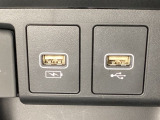 横にはナビゲーション用の外部入力やスマートフォンなどの充電可能なUSB端子が1個ずつついています。