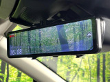 【スマートリヤビューミラー】後席の大きな荷物や同乗者で後方が確認しづらい時でも安心!カメラが撮影した車両後方の映像をルームミラー内に表示。クリアな視界で状況の確認が可能です!